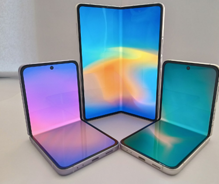 الهواتف القابلة للطي وأسعارها المبالغ فيها